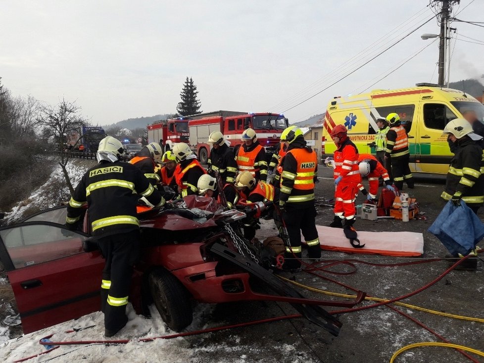 Silnice mezi Lipůvkou a Černou Horou na Blanensku po dopolední srážce dvou vozů dvě hodiny stála.