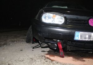 Opilý řidič (22) vjel v pátek ve dvě v noci do úplné uzavírky silnice a poničil tam středový ostrůvek, obrubníky i zámkovou dlažbu.