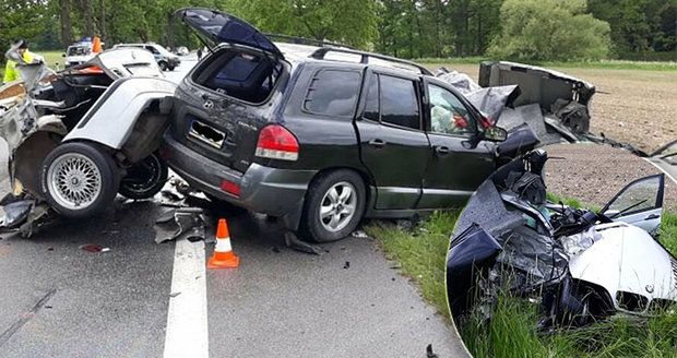 BMW se při nehodě na Českobudějovicku rozpůlilo: Řidič s nápisem "hoovado" na kapotě nepřežil