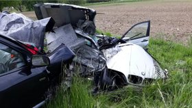 BMW se při nehodě na Českobudějovicku rozpůlilo: Řidič s nápisem "hoovado" na kapotě nepřežil