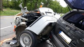 BMW se při nehodě na Českobudějovicku rozpůlilo: Řidič s nápisem "hoovado" na kapotě nepřežil