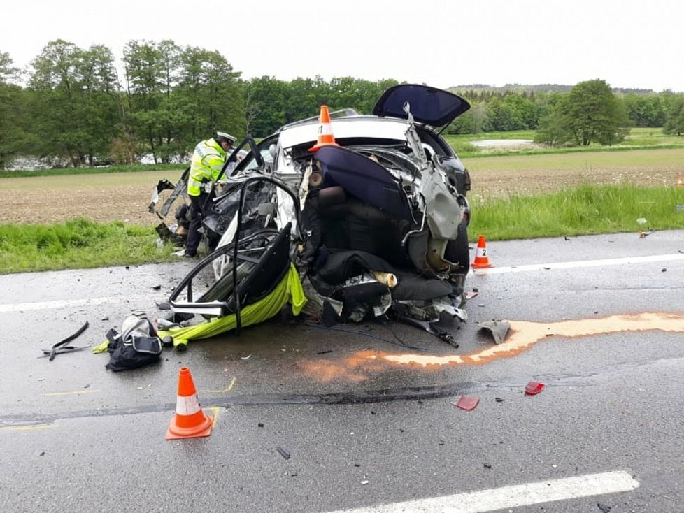 BMW se při nehodě na Českobudějovicku rozpůlilo: Řidič s nápisem &#34;hoovado&#34; na kapotě nepřežil.