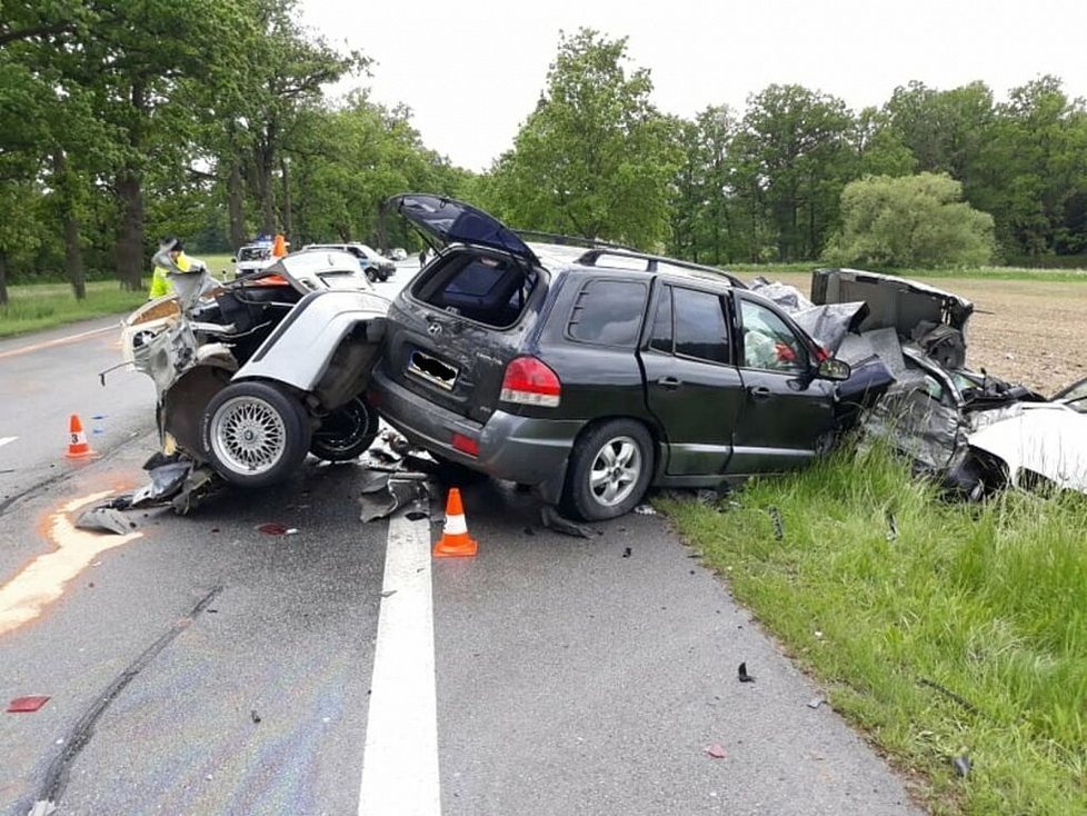 BMW se při nehodě na Českobudějovicku rozpůlilo: Řidič s nápisem &#34;hoovado&#34; na kapotě nepřežil
