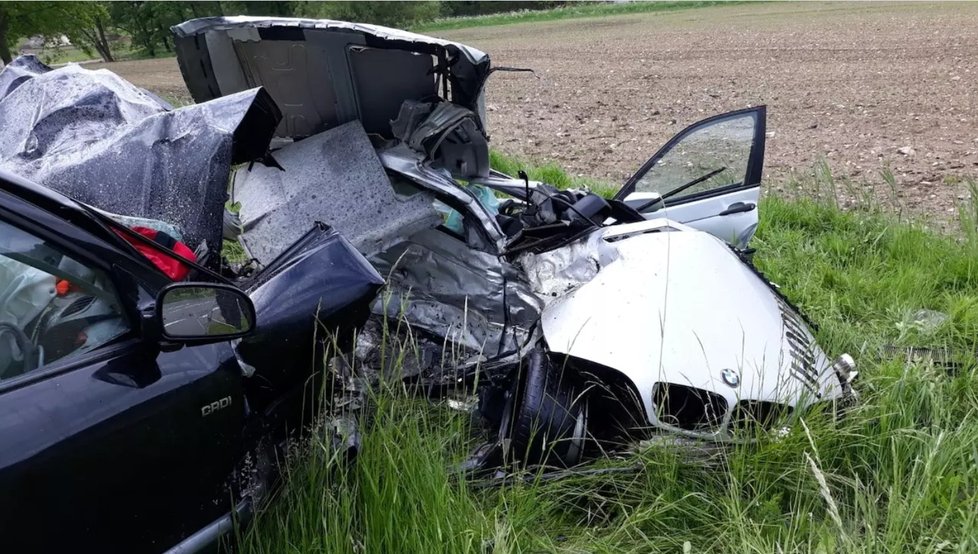 BMW se při nehodě na Českobudějovicku rozpůlilo: Řidič s nápisem &#34;hoovado&#34; na kapotě nepřežil.