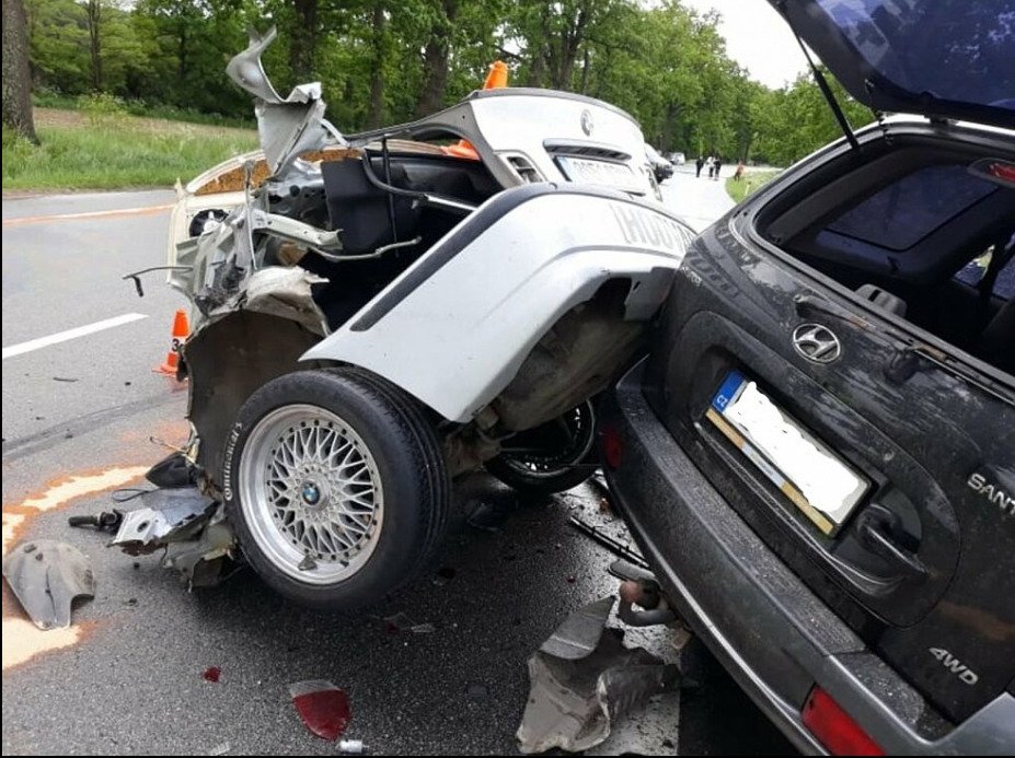 BMW se při nehodě na Českobudějovicku rozpůlilo: Řidič s nápisem &#34;hoovado&#34; na kapotě nepřežil.