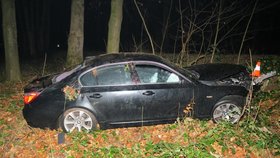 Řidič boural s luxusním BMW a pak z místa nehody zmizel.