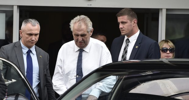 Prezident Zeman navštívil svého protokoláře Vladimíra Kruliše, bývalého přítele své dcery, v brněnské nemocnici, kde leží po nehodě policejního speciálu
