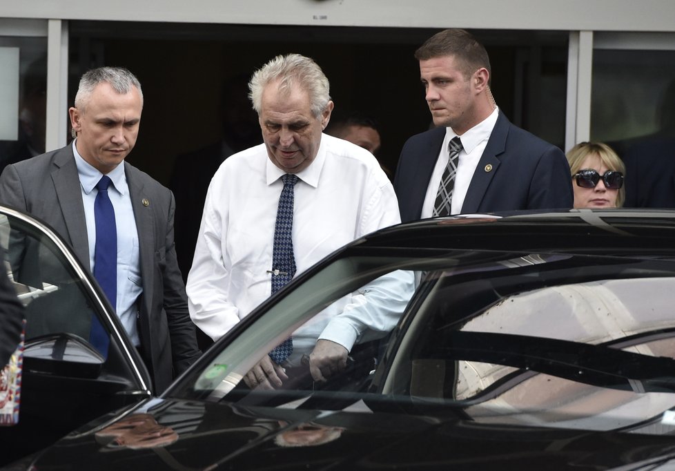 Prezident Zeman navštívil svého protokoláře Vladimíra Kruliše, bývalého přítele své dcery, v brněnské nemocnici, kde leží po nehodě policejního speciálu.