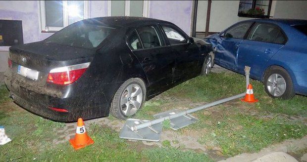 Noční jízda z pivních slavností: Mladík v BMW v Přerově demoloval auta, domy i stromy