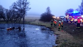 Nehoda u Bochova na Karlovarsku. Auto skončilo na střeše a v rybníce.
