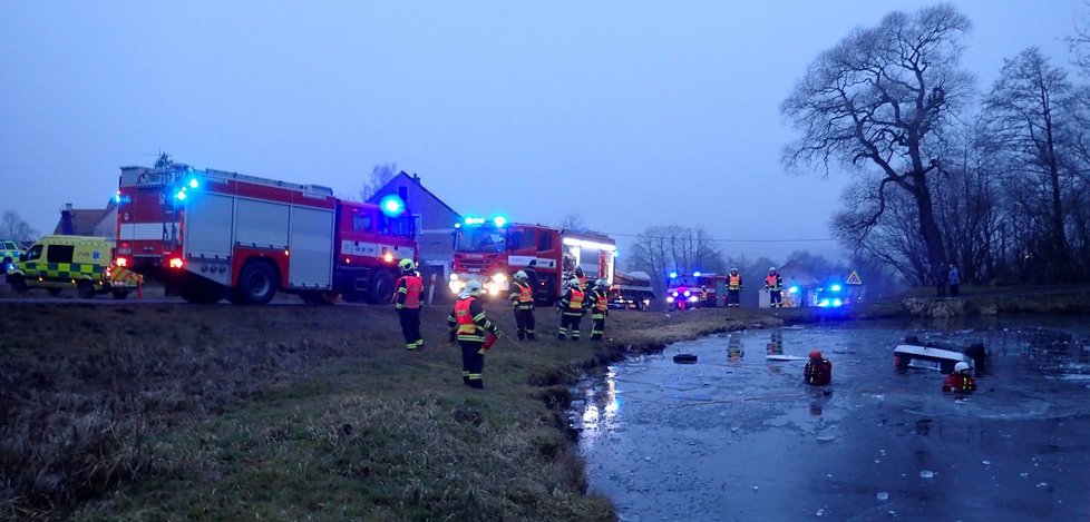 Nehoda u Bochova na Karlovarsku. Auto skončilo na střeše a v rybníce.