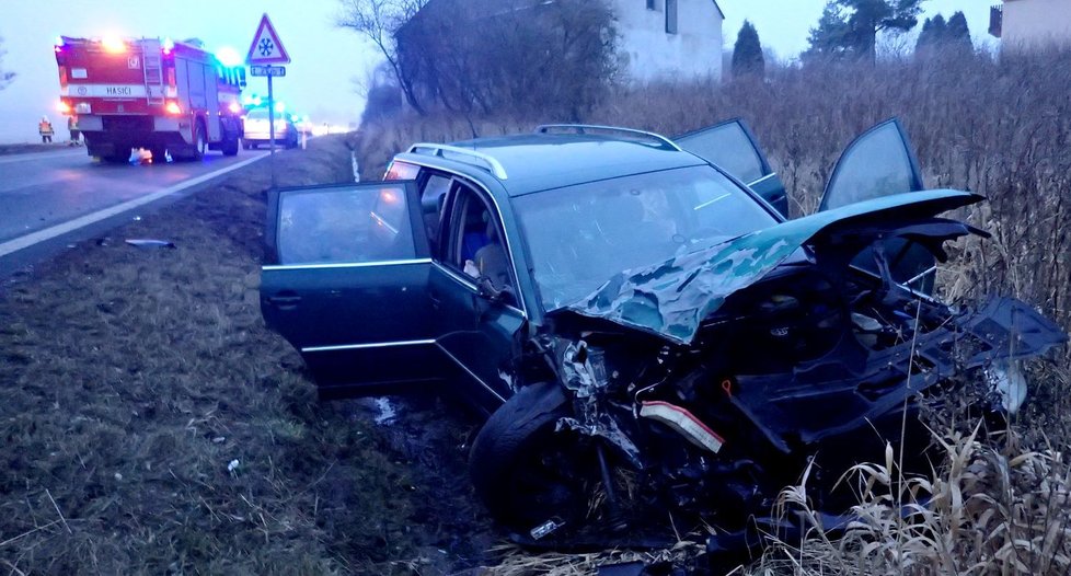 Nehoda u Bochova na Karlovarsku. Auto skončilo na střeše a v rybníce.