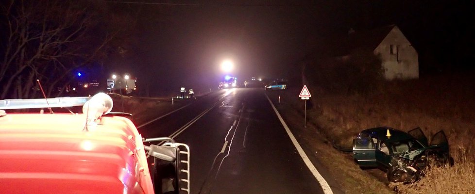 Nehoda u Bochova na Karlovarsku. Auto skončilo na střeše a v rybníce.