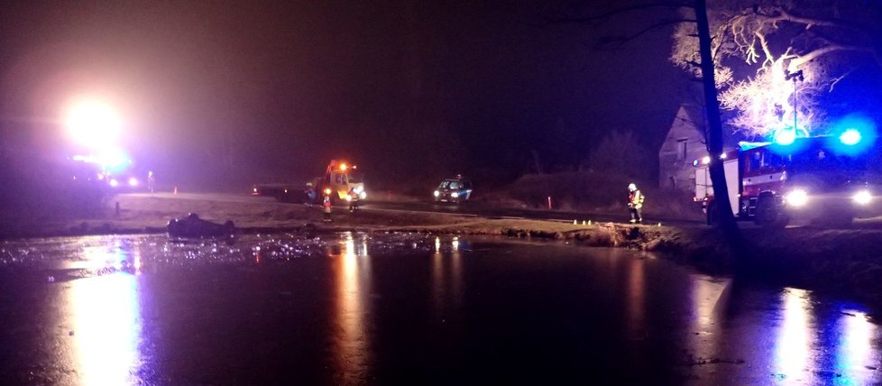 Nehoda u Bochova na Karlovarsku. Auto skončilo na střeše a v rybníce.