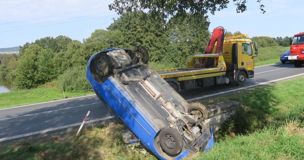 Vezl dvě děti (8 a 10), auto převrátil na střechu: Nadýchal 3,5 promile!