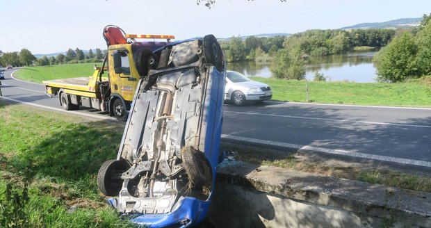 Opilý řidič na Klatovsku boural, v autě vezl dvě děti.