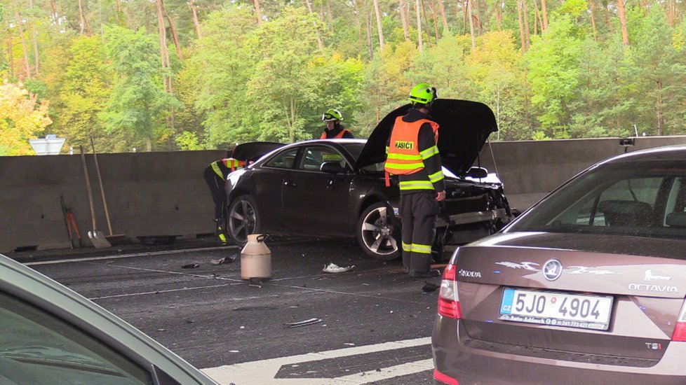 Vážná nedělní nehoda na D11 si vyžádala sedm  zraněných.