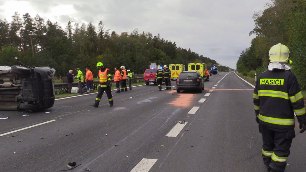 Vážná nedělní nehoda na D11 si vyžádala sedm  zraněných.