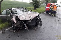 Opel vletěl v zatáčce do protisměru: Tři zranění! Řidič nabouraného auta zmizel