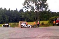 Srážka dvou aut na Plzeňsku: Jedno skončilo na střeše, tři lidé se zranili