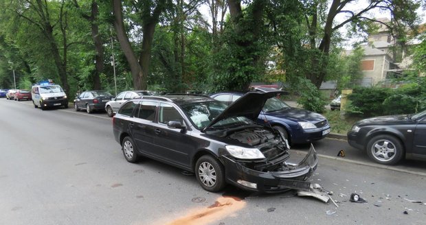 Kvůli mikrospánku jednoho řidiče se při havárii zničila tři auta.