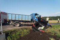 Na Plzeňsku se srazil náklaďák s osobním vozem: Čtyři lidé se zranili