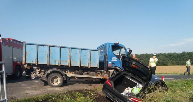 Na Plzeňsku se srazil náklaďák s osobním vozem: Čtyři lidé se zranili