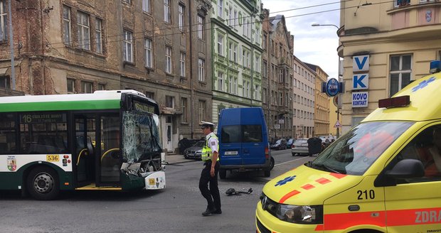 V Plzni se srazil trolejbus s dodávkou, záchranáři odváželi čtyři zraněné.