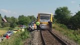Tragická nehoda na přejezdu v Chrástu u Plzně: Auto jelo souběžně a pak vjelo přímo pod vlak 