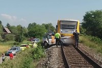 Tragická nehoda na přejezdu v Chrástu u Plzně: Auto jelo souběžně a pak vjelo přímo pod vlak