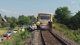 Bouračka vlaku a auta na přejezdu v Chrástu u Plzně.