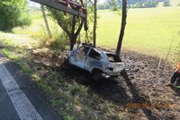 Řidička (19) nezvládla auto, dostala smyk a narazila do stromu: Nebýt svědků, uhořela by!