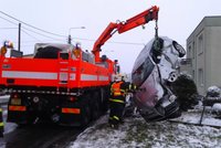 Řidiči bourali na sněhu: Alfu Romeo musela ze zahrady vytáhnout vyprošťovací ruka