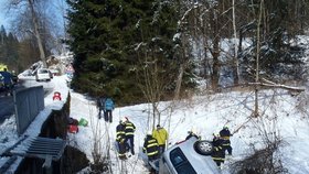Osobní vůz Peugeot Partner spadl z mostu do potoka.