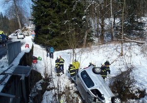 Osobní vůz Peugeot Partner spadl z mostu do potoka.