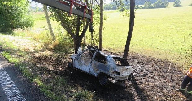 Řidička (19) nezvládla auto, dostala smyk a narazila do stromu: Nebýt svědků, uhořela by!