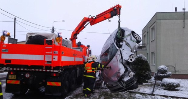 Řidiči bourali na sněhu: Alfu Romeo musela ze zahrady vytáhnout vyprošťovací ruka