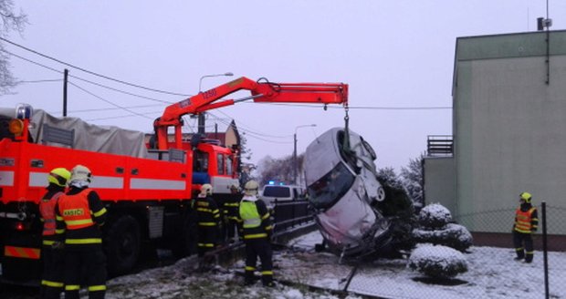 Nabouranou Alfu Romeo musela vyprostit ze zahrady hydraulická ruka.