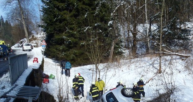 Jela z kopce a dostala smyk: Řidička (37) prorazila zábradlí u mostu a s autem spadla do potoka