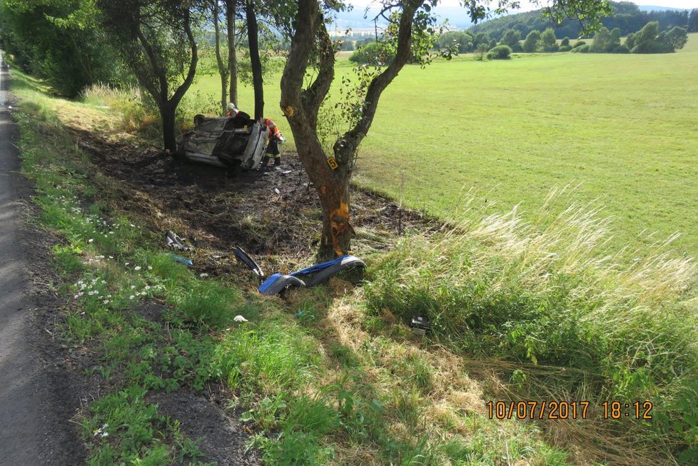 Mladá řidička nezvládla auto, narazila do stromu a způsobila si vážná zranění.