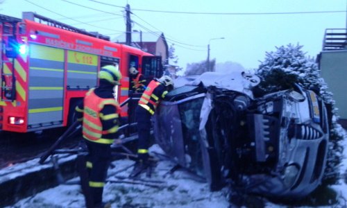 Nabouranou Alfu Romeo musela vyprostit ze zahrady hydraulická ruka.