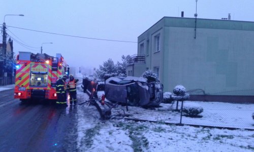 Nabouranou Alfu Romeo musela vyprostit ze zahrady hydraulická ruka.