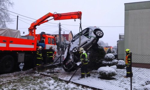 Nabouranou Alfu Romeo musela vyprostit ze zahrady hydraulická ruka.