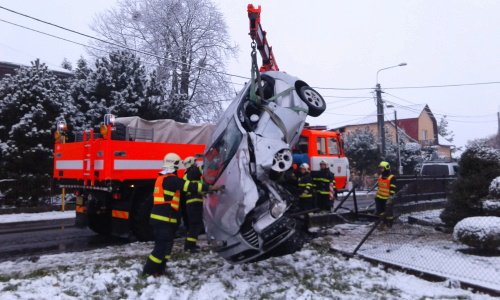 Nabouranou Alfu Romeo musela vyprostit ze zahrady hydraulická ruka.