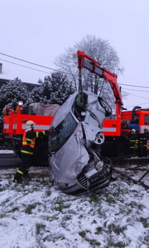 Nabouranou Alfu Romeo musela vyprostit ze zahrady hydraulická ruka.