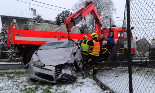 Nabouranou Alfu Romeo musela vyprostit ze zahrady hydraulická ruka.