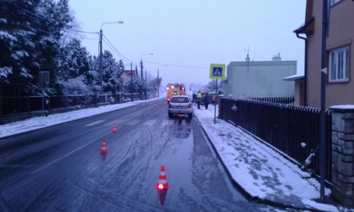 Nabouranou Alfu Romeo musela vyprostit ze zahrady hydraulická ruka.