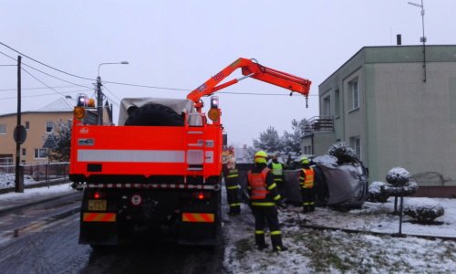 Nabouranou Alfu Romeo musela vyprostit ze zahrady hydraulická ruka.