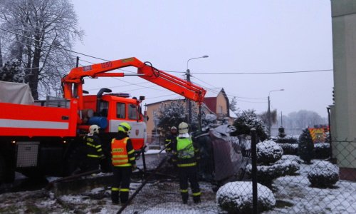 Nabouranou Alfu Romeo musela vyprostit ze zahrady hydraulická ruka.