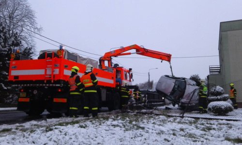 Nabouranou Alfu Romeo musela vyprostit ze zahrady hydraulická ruka.